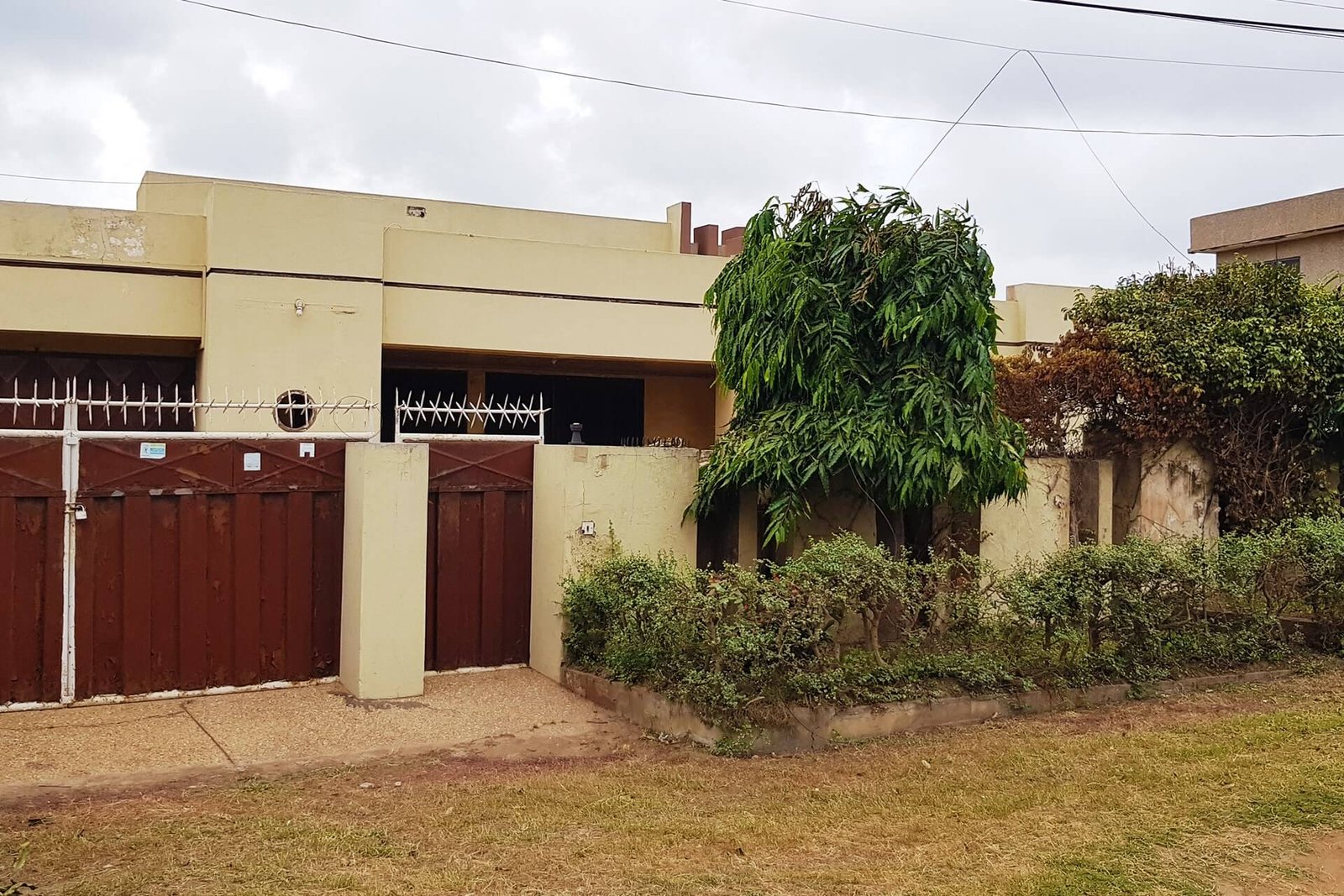 4 Bedroom House with 2 room out for sale at Old Achimota